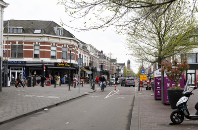 914273 Gezicht in de Kanaalstraat te Utrecht, uit het oosten, ter hoogte van de kruising met de Damstraat. Links het ...